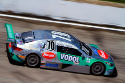 Carro de Diego Nunes e Dennis Dirani