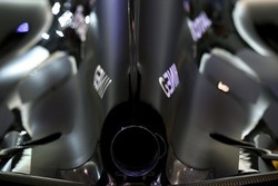 Renault R.S. 16, il doppio scarico