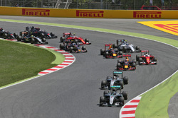 Start: Nico Rosberg, Mercedes AMG F1 W07, führt vor Lewis Hamilton, Mercedes AMG F1 W07 Hybrid