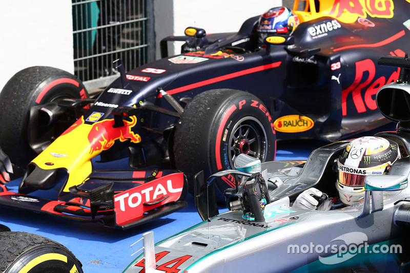 Переможець Льюіс Хемілтон, Mercedes AMG F1 W07 Hybrid, третє місце Макс Ферстаппен, Red Bull Racing