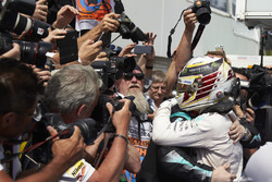 Winner Lewis Hamilton, Mercedes AMG F1 W07 Hybrid in parc ferme
