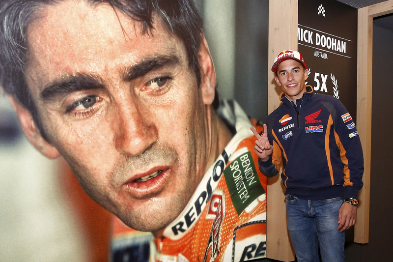 Marc Marquez, Repsol Honda Team pose avec un poster de Mick Doohan