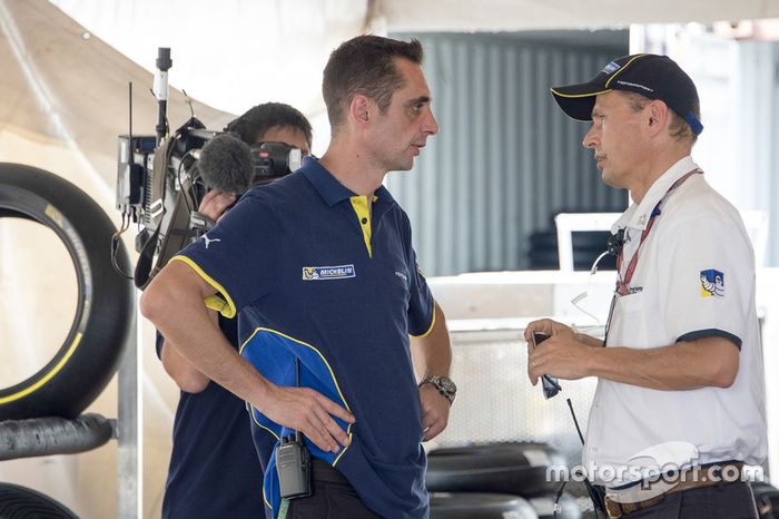 2016: problemas con los neumáticos Michelin, que retira los que tenía preparados