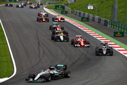Льюїс Хемілтон, Mercedes AMG F1 W07 Hybrid лідирує на старті гонки