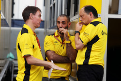 (Da sx a dx): Alan Permane, Direttore delle Operazioni in pista Renault Sport F1 Team con Cyril Abit