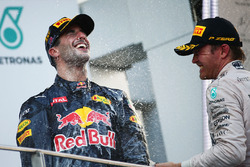 Racewinnaar Daniel Ricciardo, Red Bull Racing viert feest op het podium met Nico Rosberg, Mercedes A