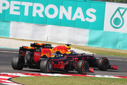 Daniel Ricciardo, Red Bull Racing RB12 y Max Verstappen, Red Bull Racing RB12 luchan por la posición