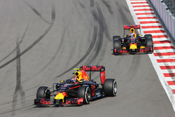 Daniil Kvyat, Red Bull Racing RB12 lidera a Daniel Ricciardo, Red Bull Racing RB12