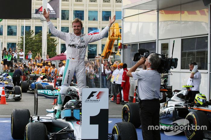 Ganador de la carrera Nico Rosberg, Mercedes AMG F1 W07 Hybrid celebra en parc ferme