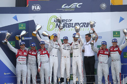 Podio: i vincitori della gara Timo Bernhard, Mark Webber, Brendon Hartley, Porsche Team, al secondo