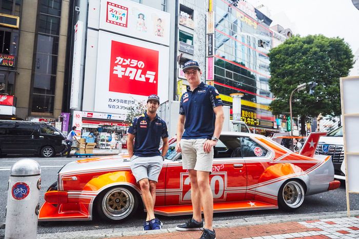 Daniel Ricciardo y Max Verstappen, Red Bull Racing conducen alrededor de Tokio en un coche de Bosozuko