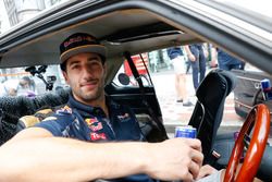 Daniel Ricciardo y Max Verstappen, Red Bull Racing conducen alrededor de Tokio en un coche de Bosozu