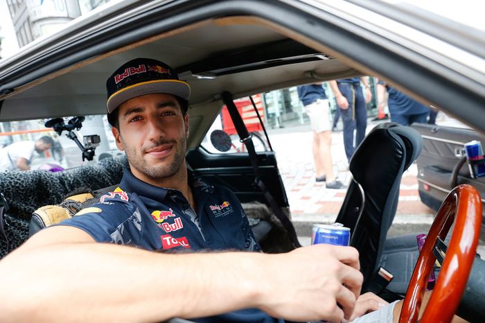 Daniel Ricciardo y Max Verstappen, Red Bull Racing conducen alrededor de Tokio en un coche de Bosozuko