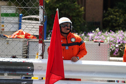 Marshal met rode vlag