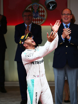 Победитель гонки - Льюис Хэмилтон, Mercedes AMG F1 празднует на подиуме