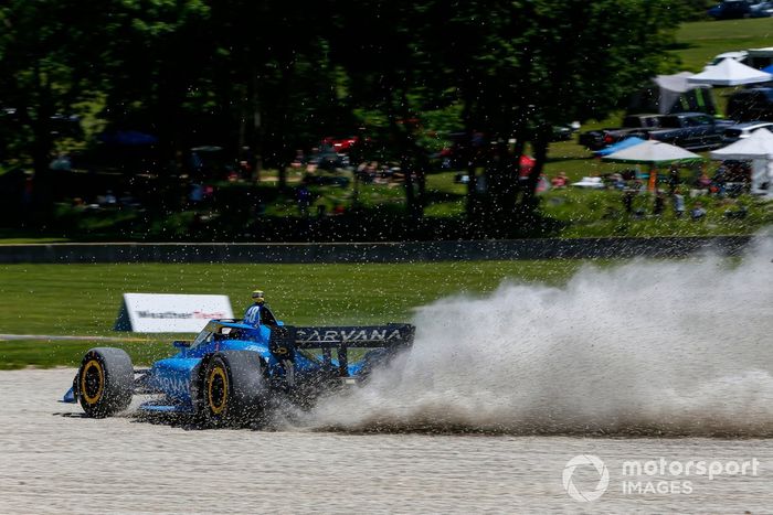 Jimmie Johnson, Chip Ganassi Racing Honda, fuera en la grava en el curva 3 de la vuelta 1