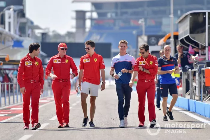 Charles Leclerc, Ferrari, ispeziona il circuito con il fratello Arthur Leclerc e i meccanici 