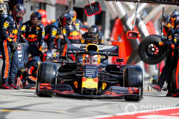 Max Verstappen, Red Bull Racing RB15 pit stop