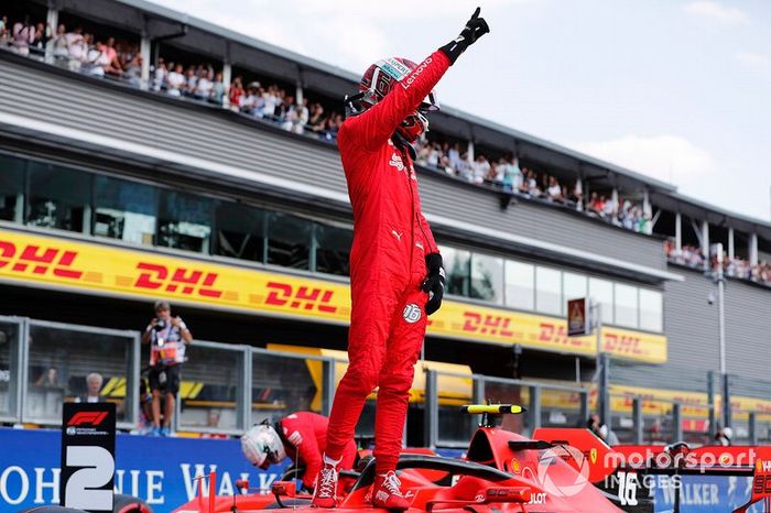 Charles Leclerc, Ferrari, celebra la pole position en la parrilla
