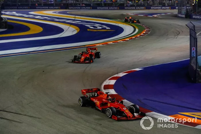 Sebastian Vettel, Ferrari SF90, precede Charles Leclerc, Ferrari SF90