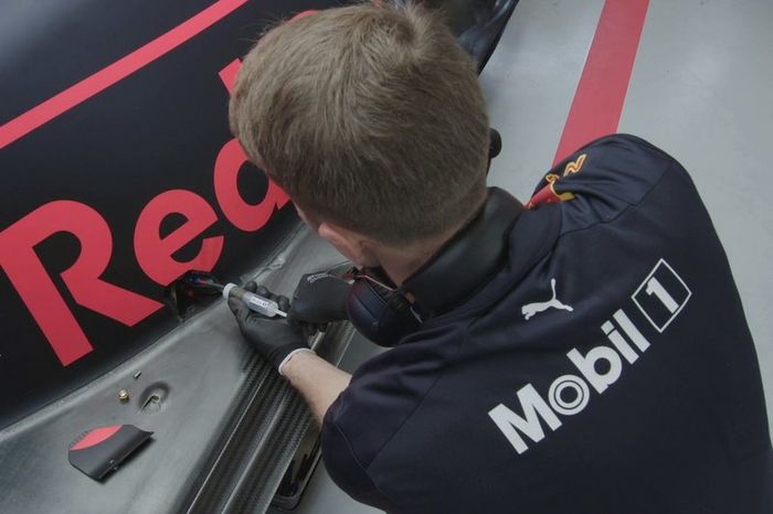 Un mecánico de Red Bull Racing trabajo