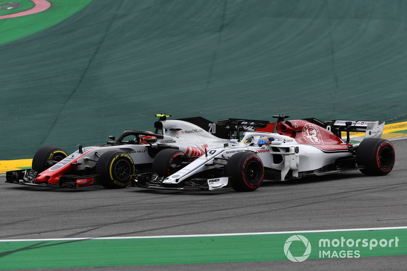 Kevin Magnussen, Haas F1 Team VF-18 and Marcus Ericsson, Sauber C37 battle