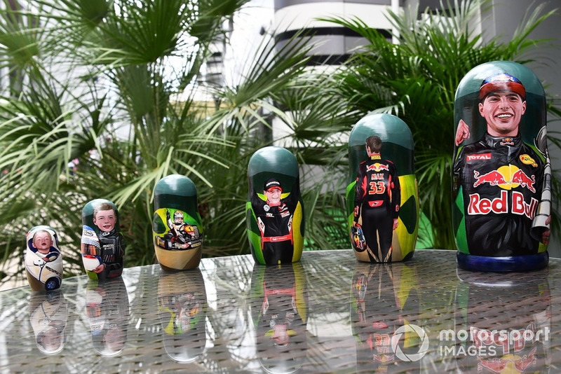 Изображение пилота Red Bull Racing Макса Ферстаппена на матрешке