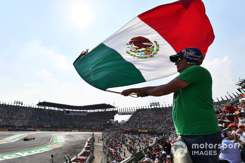 Max Verstappen, Red Bull Racing RB14 and fan with Mexican flag