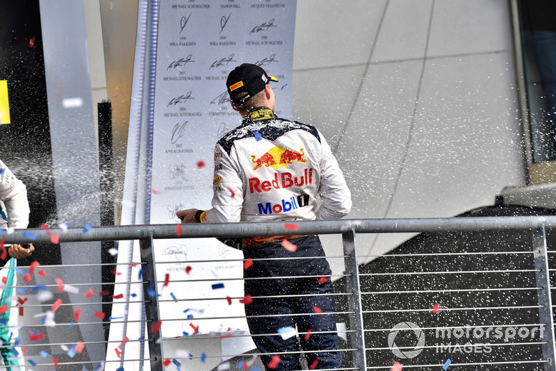 Макс Ферстаппен, Red Bull Racing, святкує з шампанським на подіумі