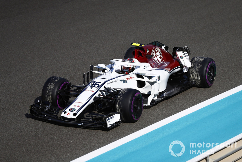 Charles Leclerc, Sauber C37, returns to the pits with a broken rear wing