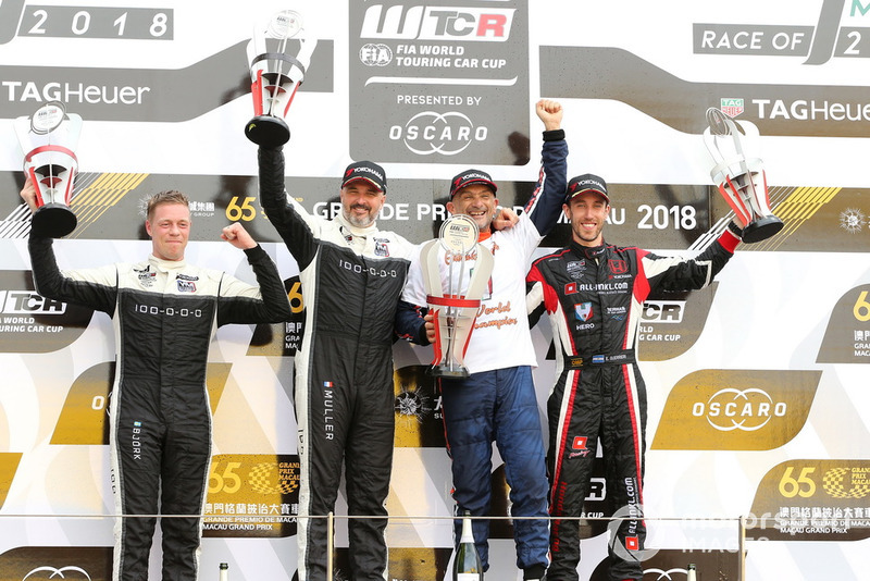 Podio: il Campione Gabriele Tarquini, BRC Racing Team Hyundai i30 N TCR, il secondo classificato Yvan Muller, YMR Hyundai i30 N TCR, il terzo classificato Esteban Guerrieri, ALL-INKL.COM Münnich Motorsport Honda Civic Type R TCR, Thed Björk, YMR Hyundai i30 N TCR