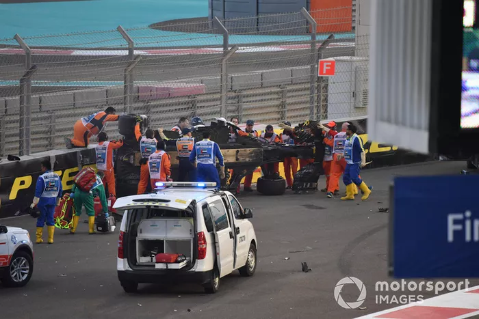 Los médicos y oficiales asisten a Nico Hulkenberg, Renault Sport F1 Team R.S. 18 que se estrelló y volcó en la primera vuelta
