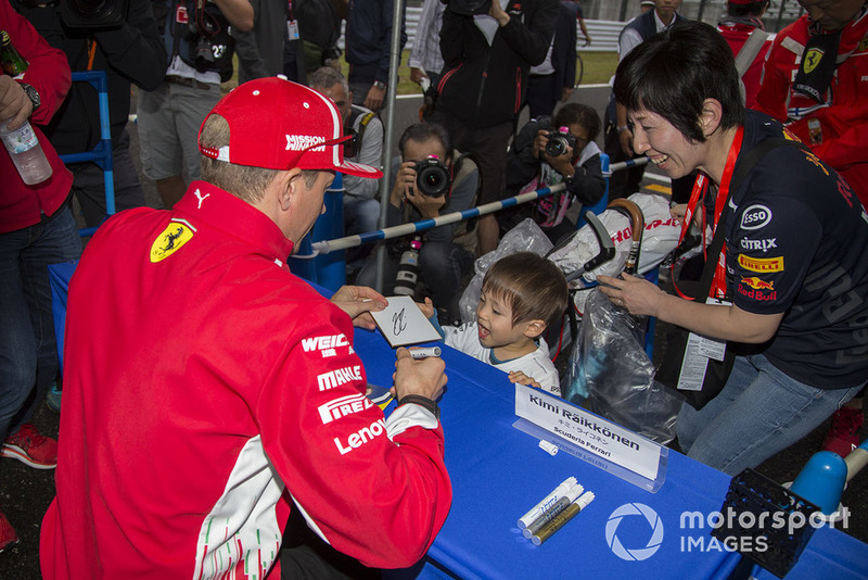 Kimi Raikkonen, Ferrari signs autographs for the fans