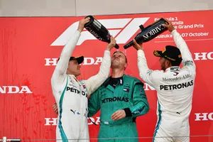 Valtteri Bottas, Mercedes AMG F1, Matt Deane, Mercedes AMG F1 Hoofdmonteur en Lewis Hamilton, Mercedes AMG F1 op het podium