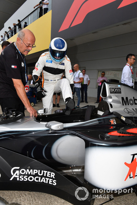 McLaren MP4/13 та Міка Хаккінен перед Гонкою легенд на честь 30-річчя Гран Прі Японії