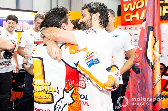 Il campione Marc Marquez, Repsol Honda Team, festeggia con il suo team