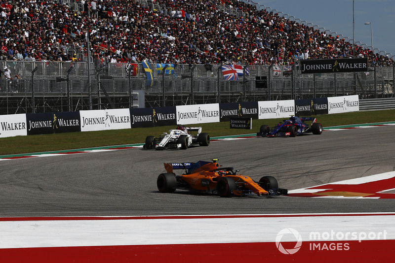 Stoffel Vandoorne, McLaren MCL33, Marcus Ericsson, Sauber C37 e Pierre Gasly, Scuderia Toro Rosso STR13