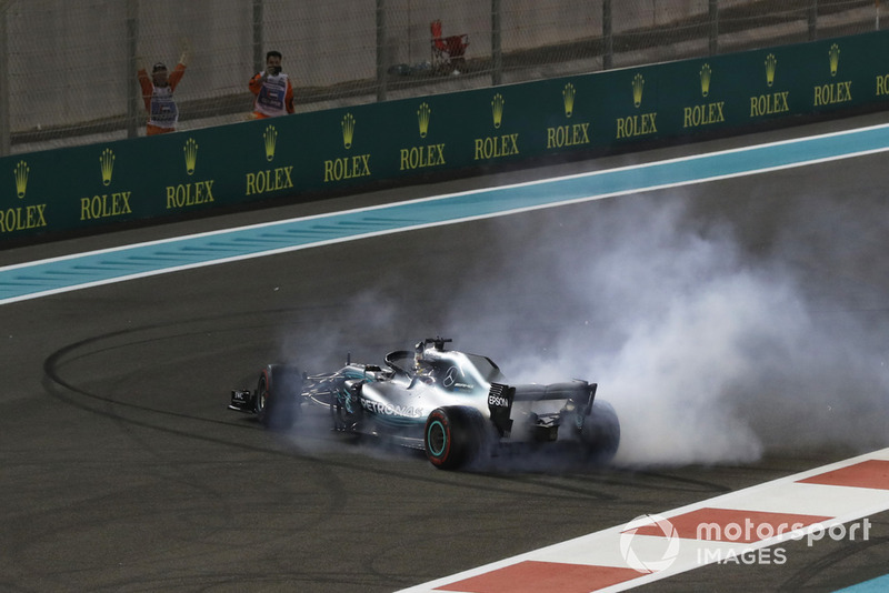 El ganador de la carrera Lewis Hamilton, Mercedes-AMG F1 W09 celebra haciendo donas
