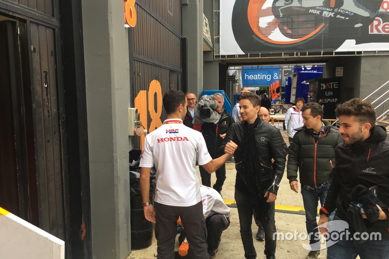 Jorge Lorenzo loopt voor het eerst de pitbox van Honda binnen