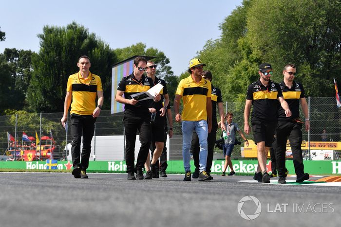 Carlos Sainz Jr., Renault Sport F1 Team, recorre la pista con el equipo