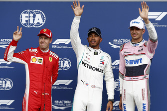 Il poleman Lewis Hamilton, Mercedes AMG F1, il secondo classificato Sebastian Vettel, Ferrari, il terzo classificato Esteban Ocon, Racing Point Force India VJM11