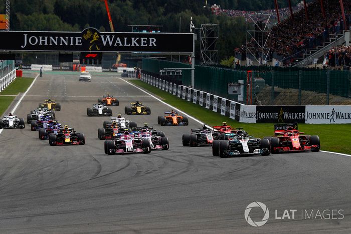 Lewis Hamilton, Mercedes AMG F1 W09,  Sebastian Vettel, Ferrari SF71H, Esteban Ocon, Racing Point Force India VJM1, Sergio Perez, Racing Point Force India VJM11, Romain Grosjean, Haas F1 Team VF-18, and Kimi Raikkonen, Ferrari SF71H, al inicio