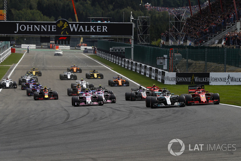 Lewis Hamilton, Mercedes AMG F1 W09, Sebastian Vettel, Ferrari SF71H, Esteban Ocon, Racing Point Force India VJM1, Sergio Perez, Racing Point Force India VJM11, Romain Grosjean, Haas F1 Team VF-18, and Kimi Raikkonen, Ferrari SF71H, al inicio