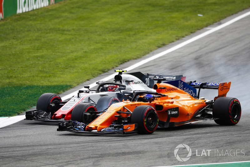 Kevin Magnussen, Haas F1 Team VF-18, et Fernando Alonso, McLaren MCL33, luttent roue dans roue