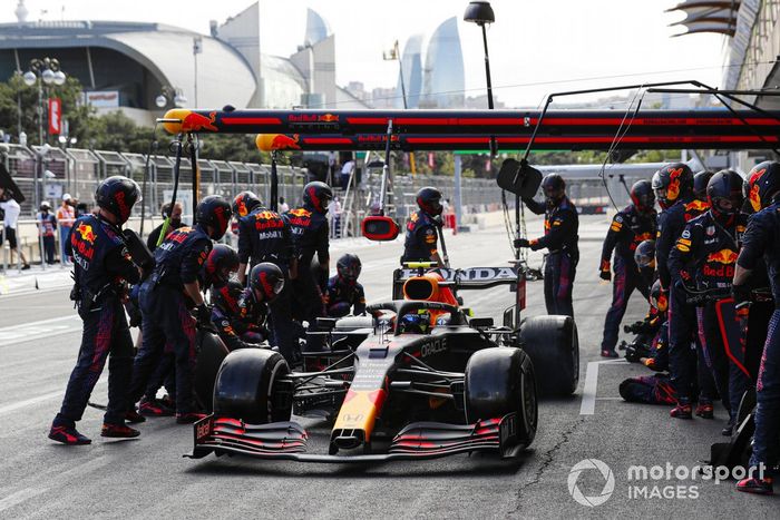 Sergio Pérez, Red Bull Racing RB16B pit stop