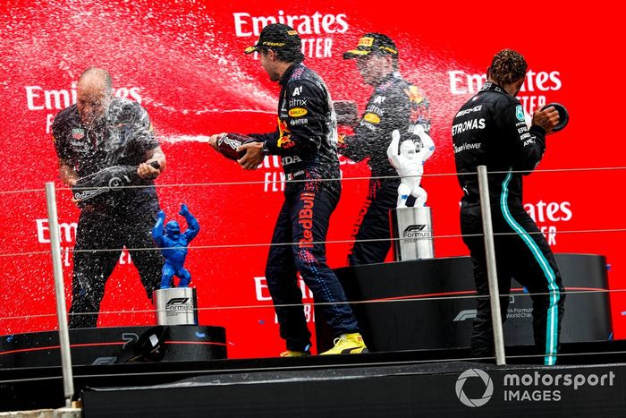 Podio: Gianpiero Lambiase, Ingeniero de carreras de Red Bull Racing, tercer lugar Sergio Pérez, Red Bull Racing, ganador de la carrera Max Verstappen, Red Bull Racing,  segundo lugar Lewis Hamilton, Mercedes