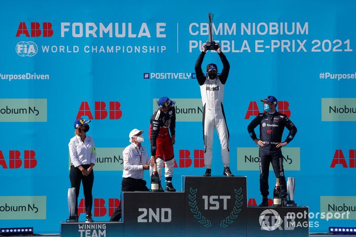Podio: Delphine Biscaye, Directora del equipo Venturi, segundo lugar Pascal Wehrlein, Tag Heuer Porsche, ganador Edoardo Mortara, Venturi Racing, tercer lugar Nick Cassidy, Envision Virgin Racing