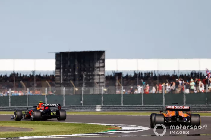 Sergio Pérez, Red Bull Racing RB16B, Daniel Ricciardo, McLaren MCL35M