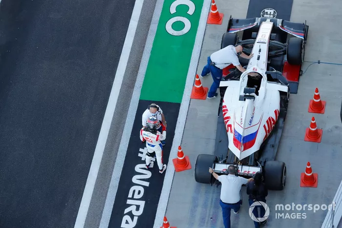 Nikita Mazepin, Haas VF-21, en la báscula