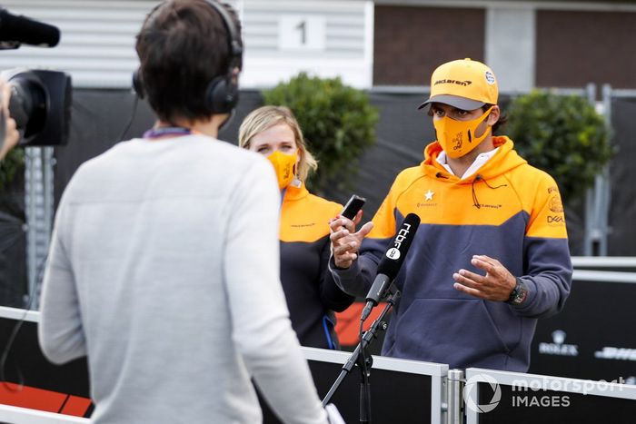 Carlos Sainz Jr., McLaren con los medios